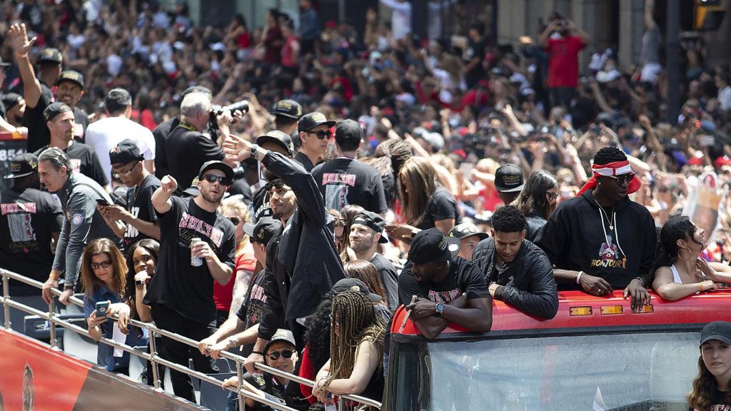 Los jugadores celebran el título en las calles de Toronto