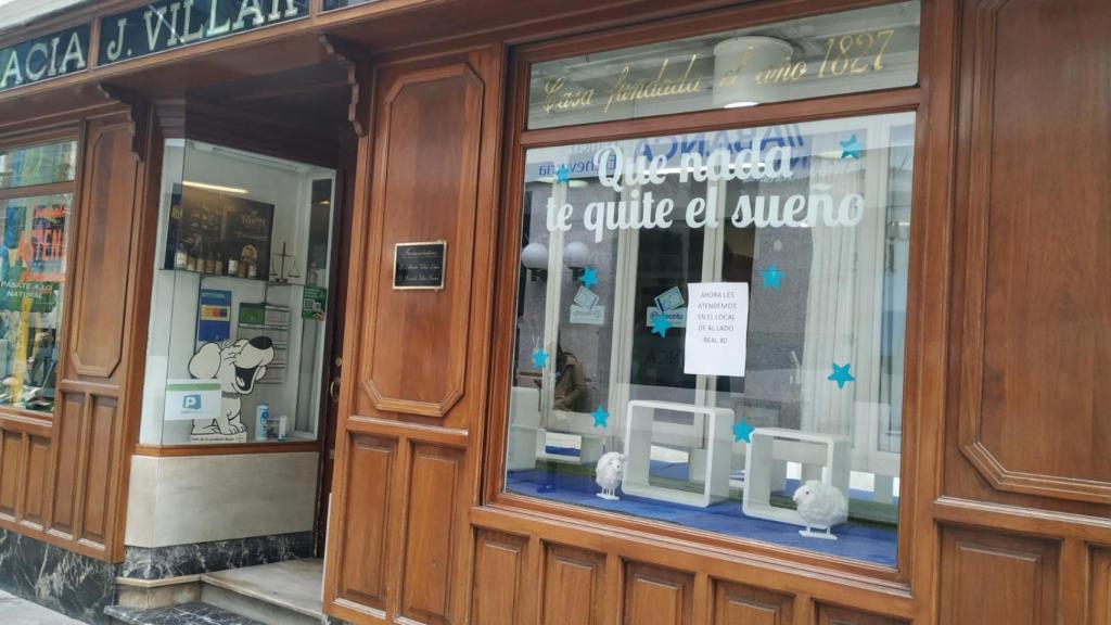 Antigua Farmacia Villar, que informa de sus cambio de ubicación
