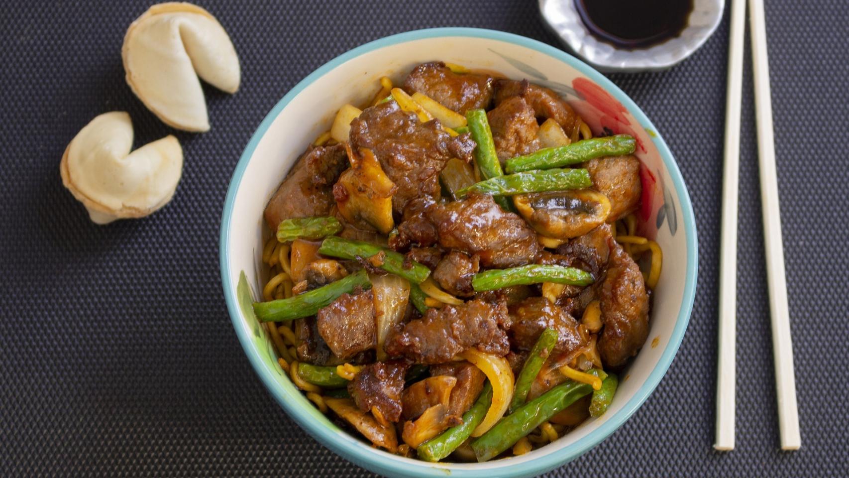 Cerdo agridulce aderezado con soja, una salsa originaria de China.