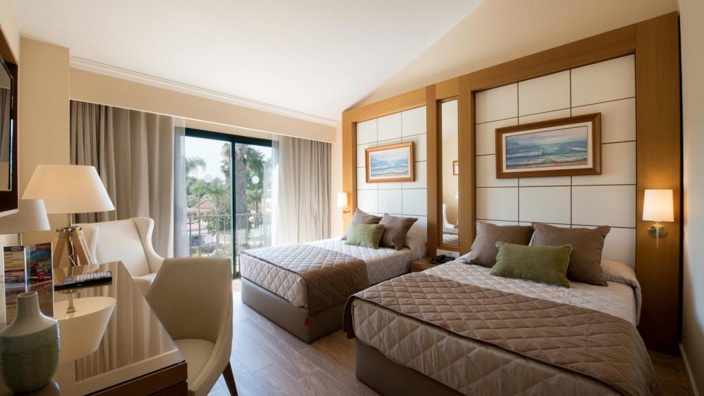 Una de las habitaciones del hotel Port Aventura, reformada por la división de Empresas de El Corte Inglés.