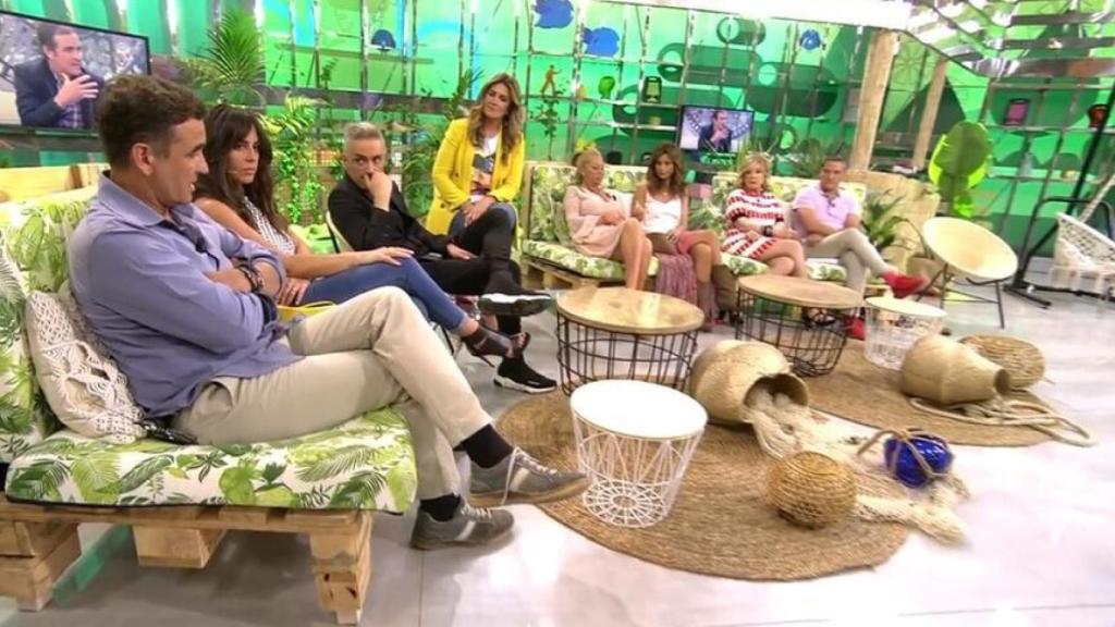 Los colaboradores de 'Sálvame' junto a la presentadora Carlota Corredera.