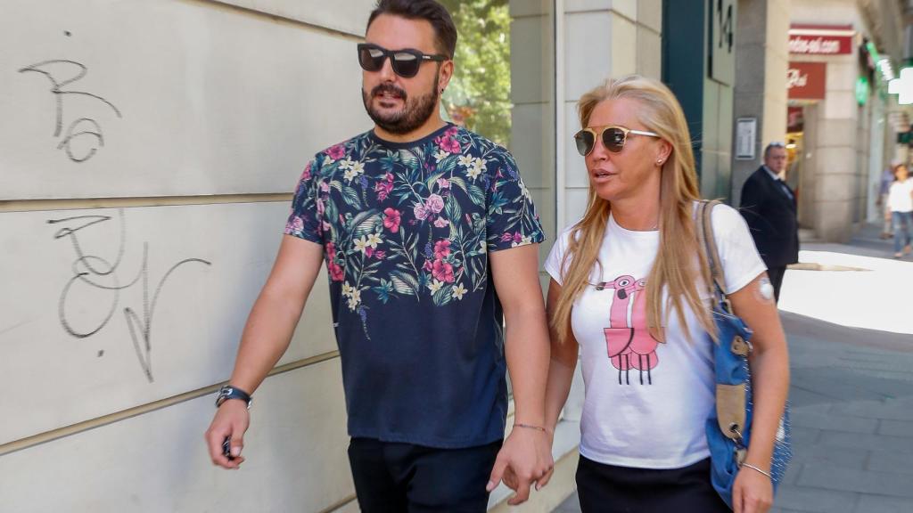 Miguel Marcos y Belén Esteban paseando por las calles de Madrid.