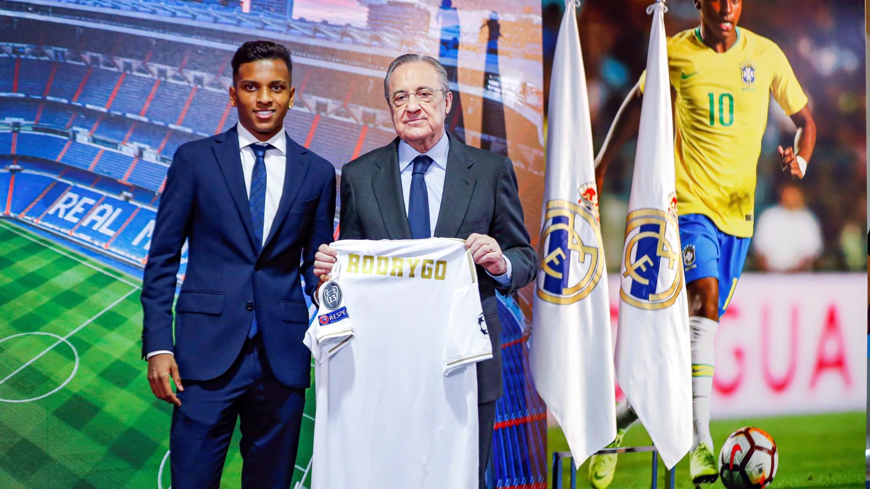 Rodrygo Goes y Florentino Pérez posan con la camiseta del Real Madrid