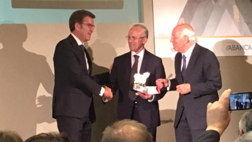 Joaquín González Iglesias recibe el premio de manos del presidente de la Xunta