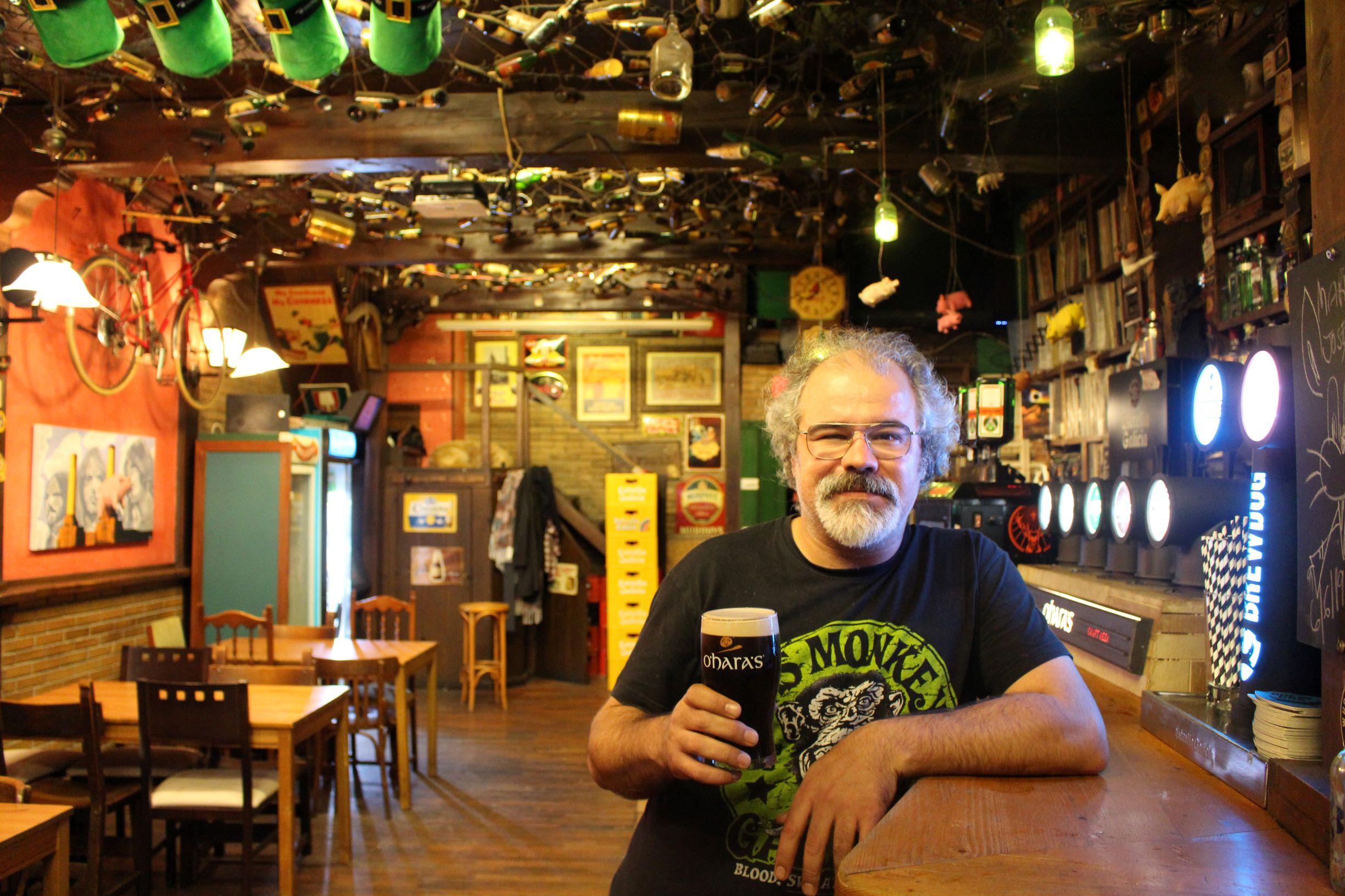 Charlie en el Penique con una O’Hara en la mano.