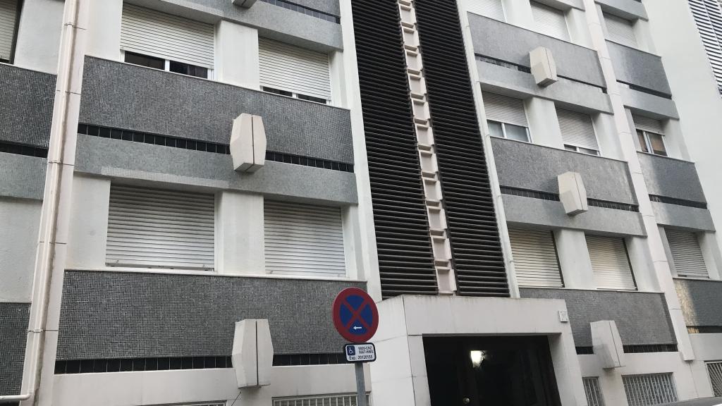 El 83 de la calle de Burriac, donde fue hallado el cadáver degollado de la niña de 13 años.