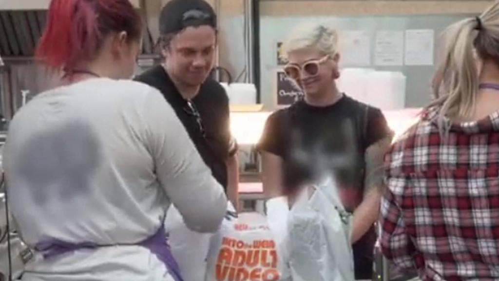 ¿Quiere un poco de humillación con su compra?