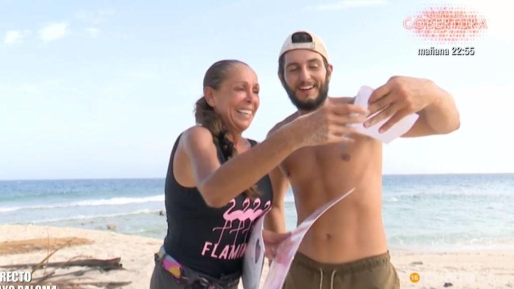 Pantoja junto a Omar recibiendo la sorpresa de sus familiares.