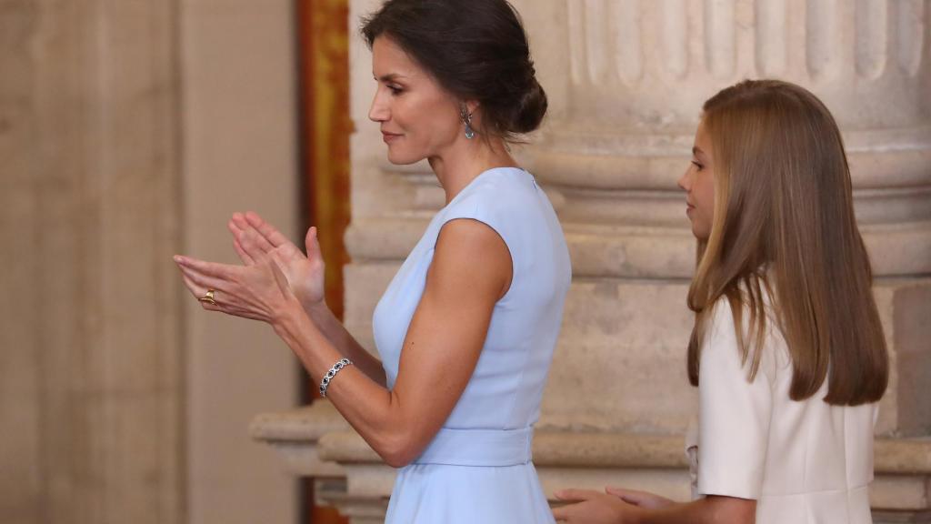 La reina Letizia con pulsera de diamantes y zafiros.