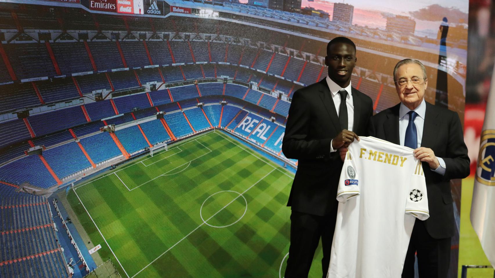 Ferland Mendy posa junto a Florentino Pérez con la camiseta del Real Madrid