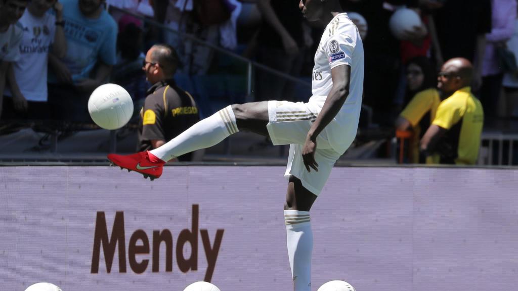 Ferland Mendy posa con la camiseta del Real Madrid en el césped del Santiago Bernabéu