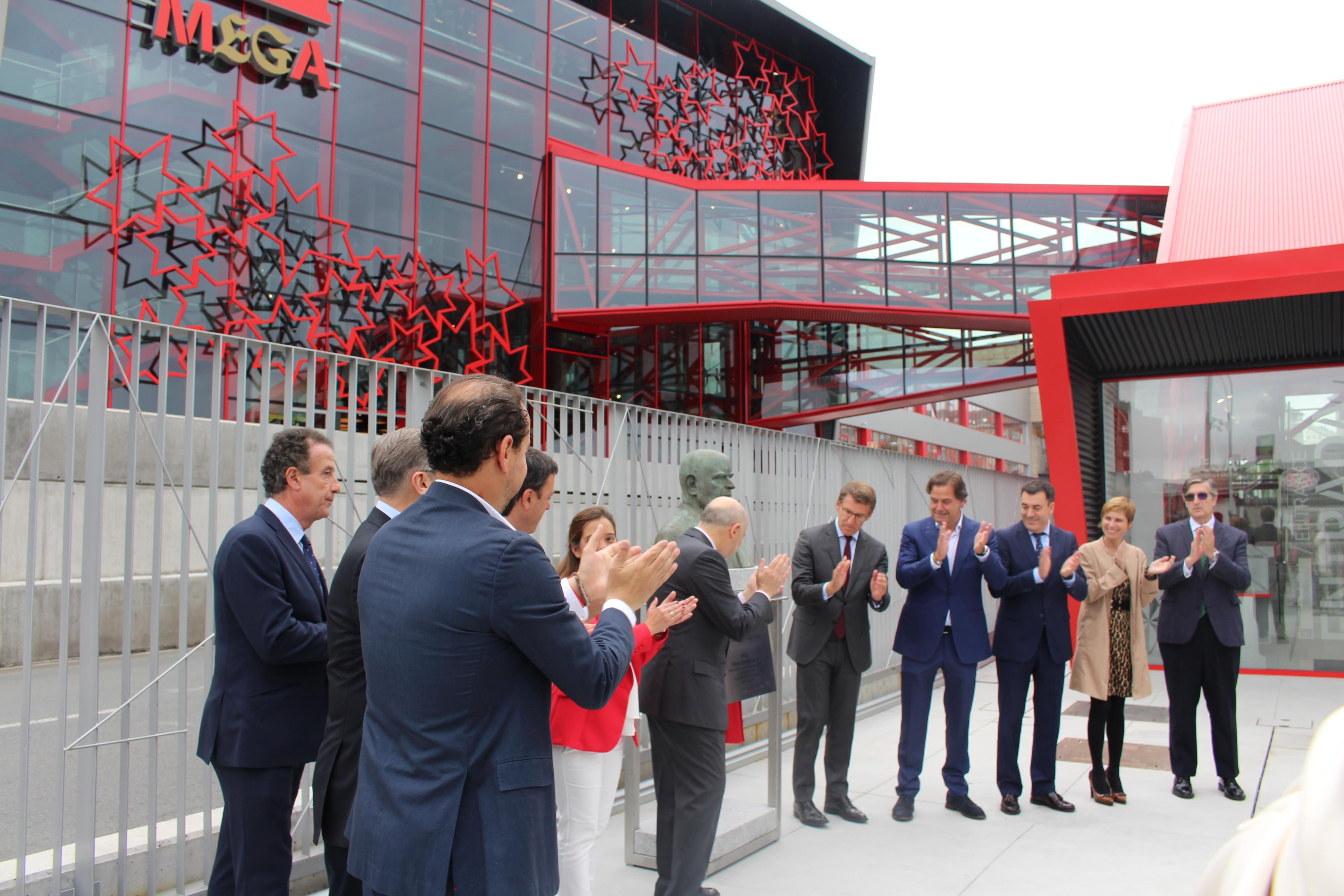 La placa de la inauguración del Museo se ubica bajo el busto del fundador, José María Rivera Corral