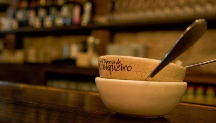 Tapa en taza, un sello de la casa (A Taberna de Cunqueiro)