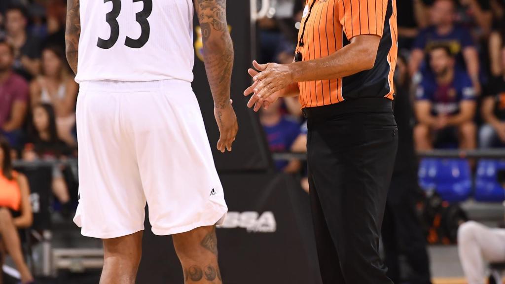 Thompkins protesta una decisión de Hierrezuelo