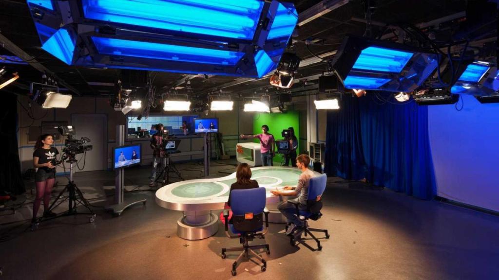 Plató de televisión con varios teleprompter