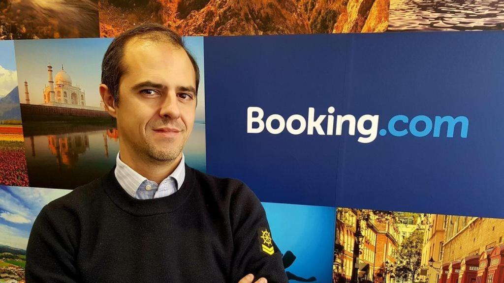 Koldo Sagastizábal con el cartel de 'Booking.com', la web donde trabaja.