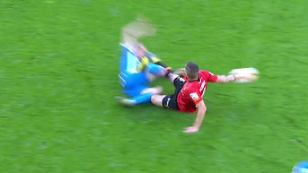 La entrada con la que Pedraza golpea a Álex Bergantiños. Foto: Twitter (@elchiringuitotv)