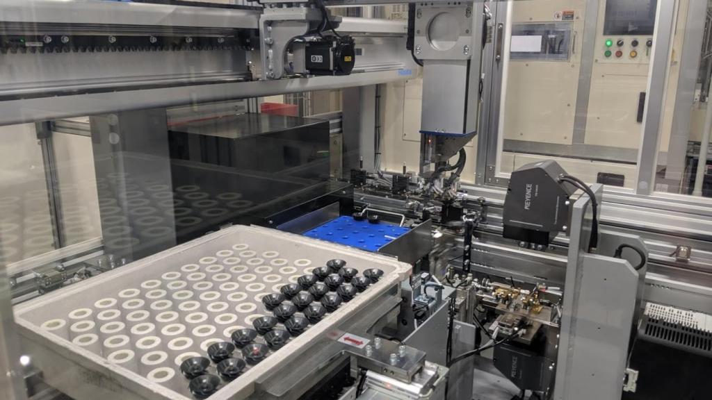 Imagen de archivo de una línea de producción en un fábrica.