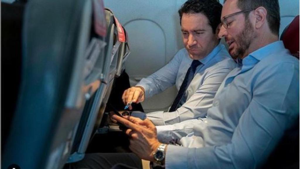 Teodoro García Egea y Javier Maroto en el avión rumbo a Canarias este jueves.