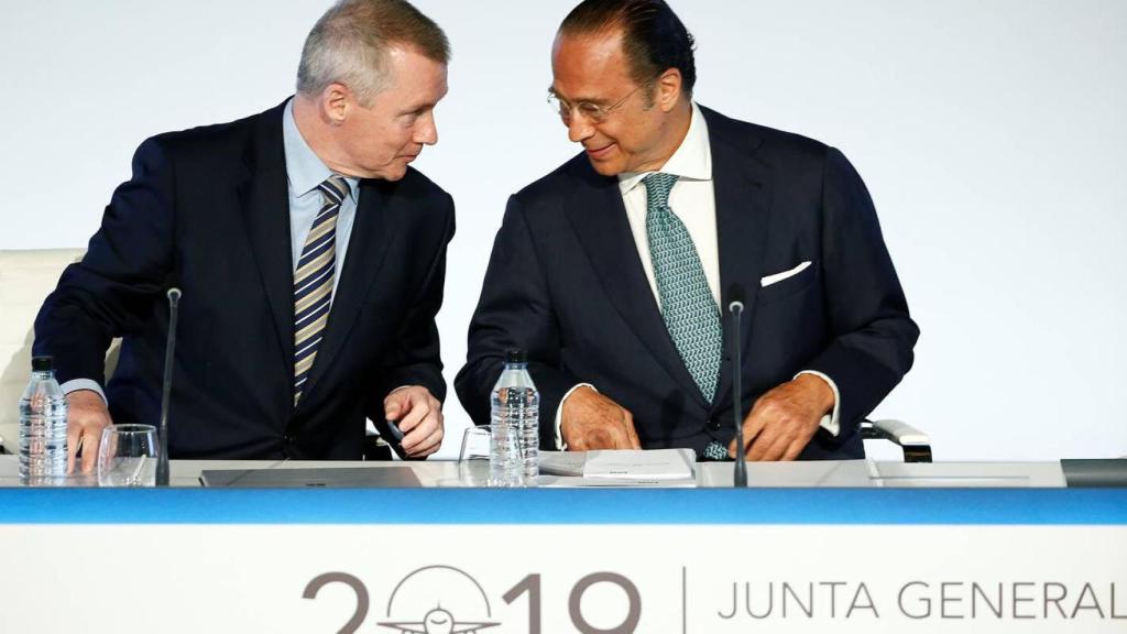 El consejero delegado de IAG, Willie Walsh, y el presidente, Antonio Vázquez, en la Junta de Accionistas.
