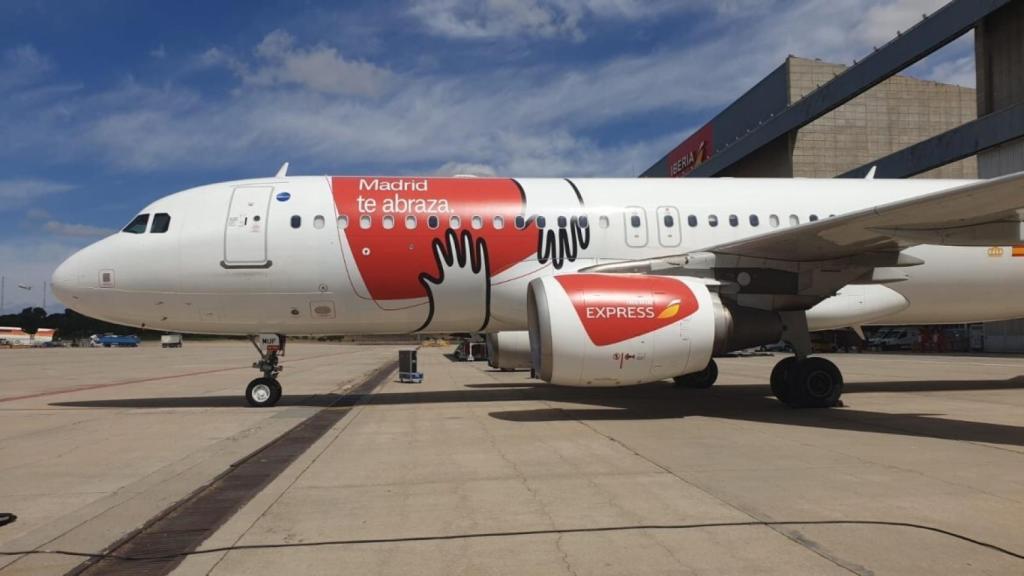 Un avión de Iberia Express con el lema: Madrid te abraza