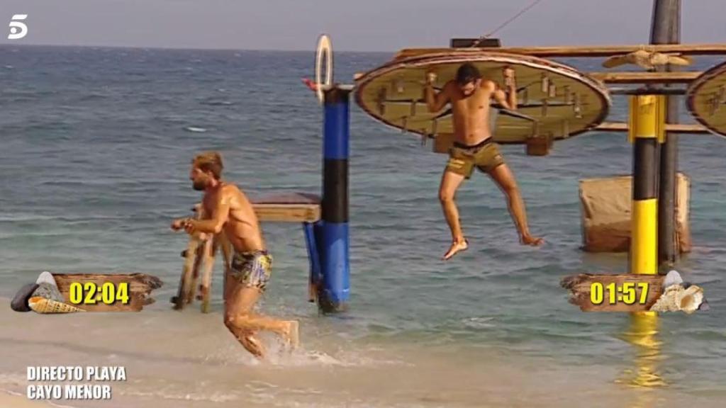 Detalle del momento en el que Albert ha terminado la prueba, sujetándose el hombro.