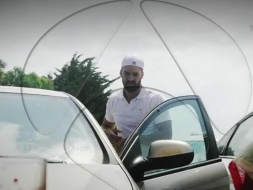 El guardia civil Antonio Manuel Guerrero Escudero a su llegada a la playa de El Palmar, en Cádiz.