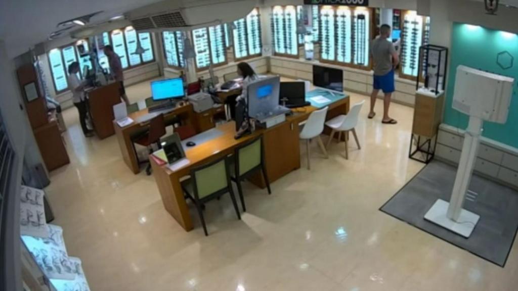 Momento en el que Ángel Boza comete el hurto de unas gafas.