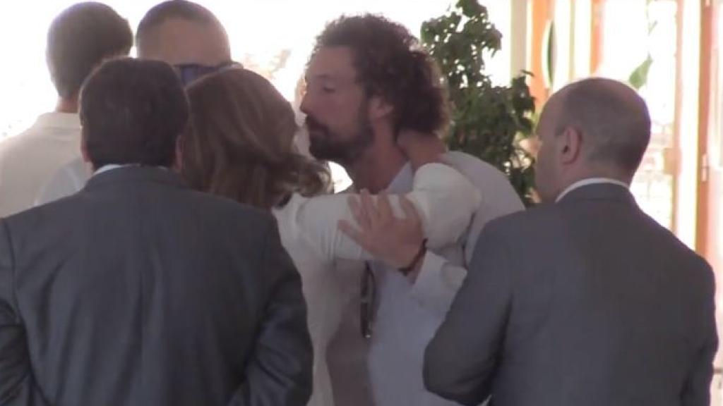 María José Campanario saludando a José Antonio León en los juzgados de Arcos.