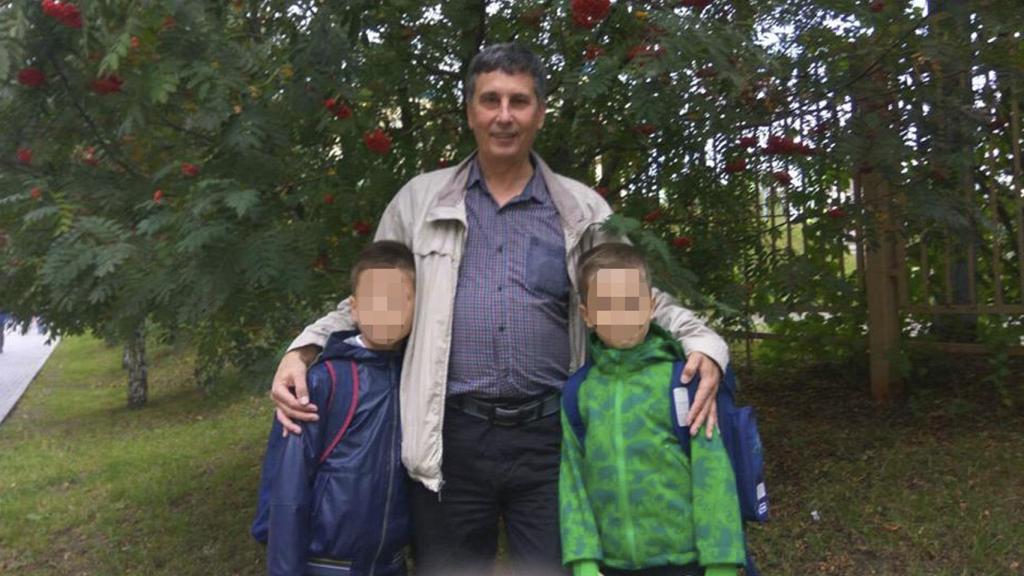 Joseph K., el padre de Karoline, junto a sus dos hijos.