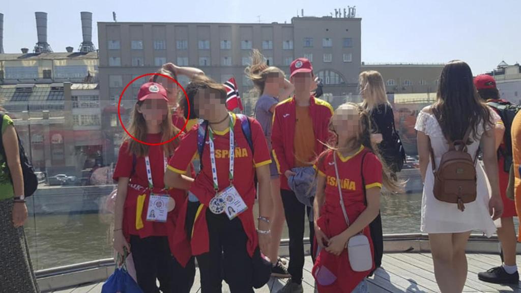Karoline K. junto a otros compañeros de su equipo de natación profesional.
