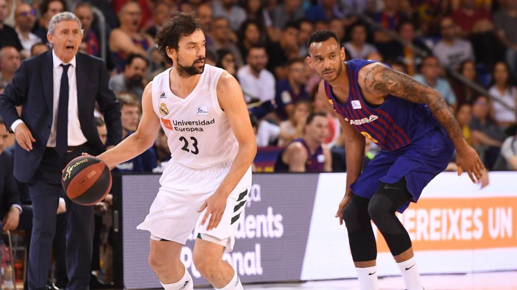 Sergio Llull con el balón durante el tercer partido de la final de la ACB 2019.