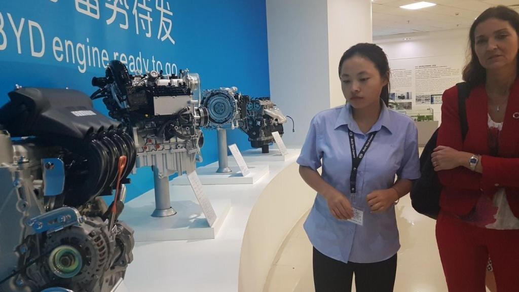 La ministra de Industria, Reyes Maroto (derecha) en su visita a BYD Company Limited.