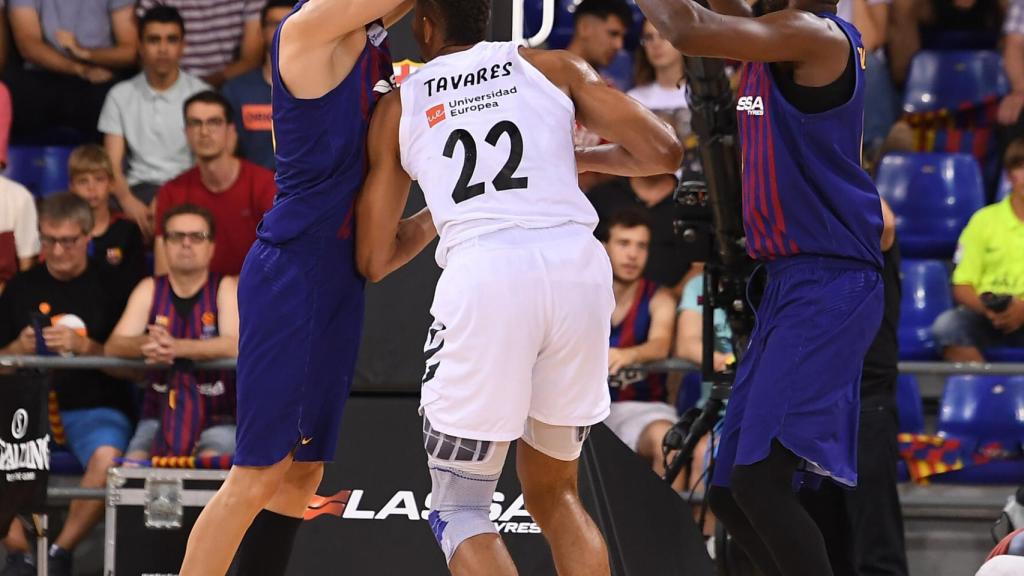 Tavares disputa un balón contra el Barça