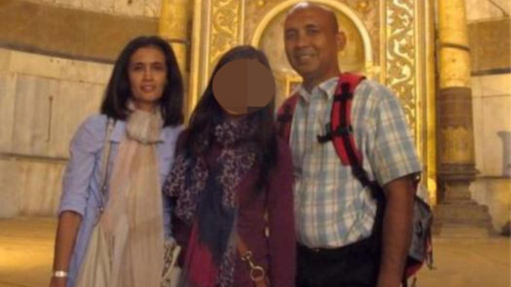 Zaharie , el piloto del MH370, junto con su mujer y su hijo.