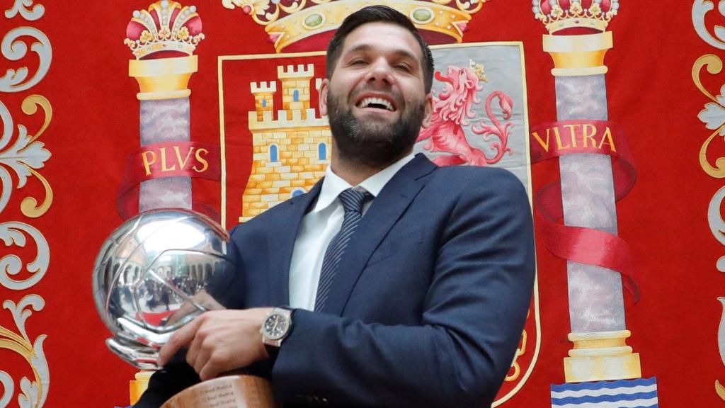 Felipe Reyes posa con el trofeo de Liga