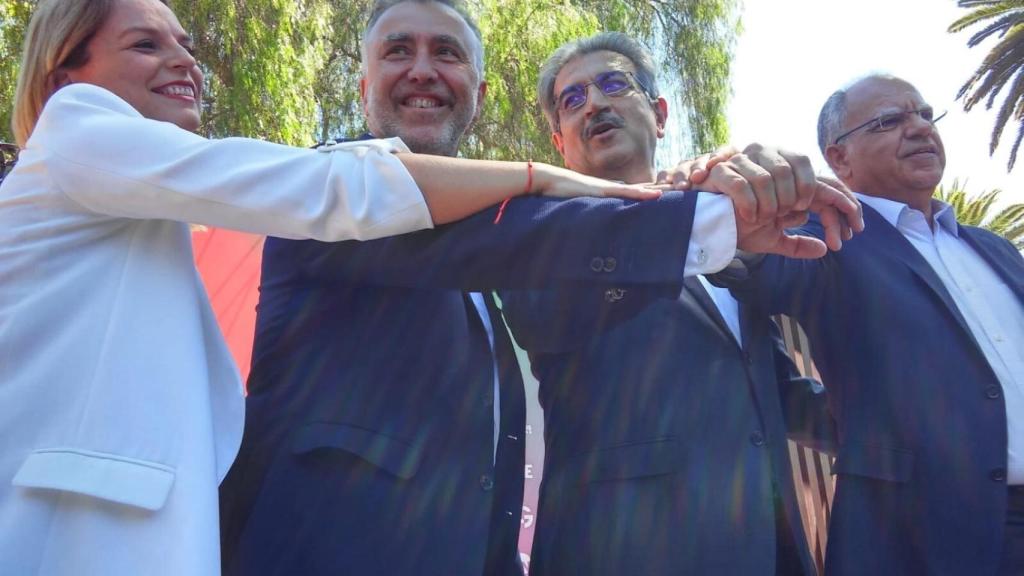 Noemí Santana (Podemos), Ángel Víctor Torres (PSOE), Román Rodríguez (NC) y Casimiro Curbelo (ASG), firmantes del llamado 'pacto de las flores' en Canarias.