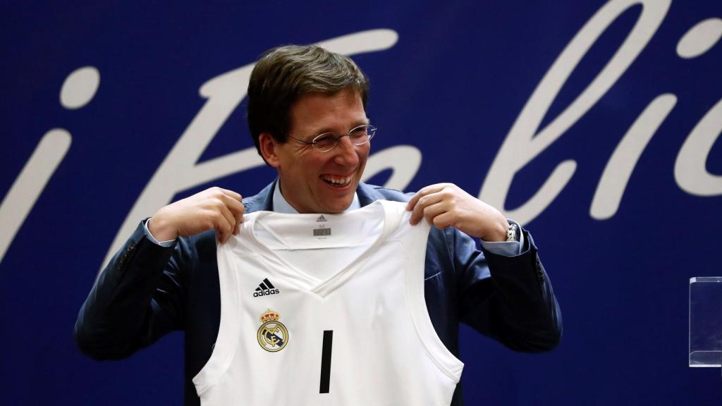 José Luis Martínez-Almeida, alcalde de Madrid, con la camiseta del Real Madrid de baloncesto.