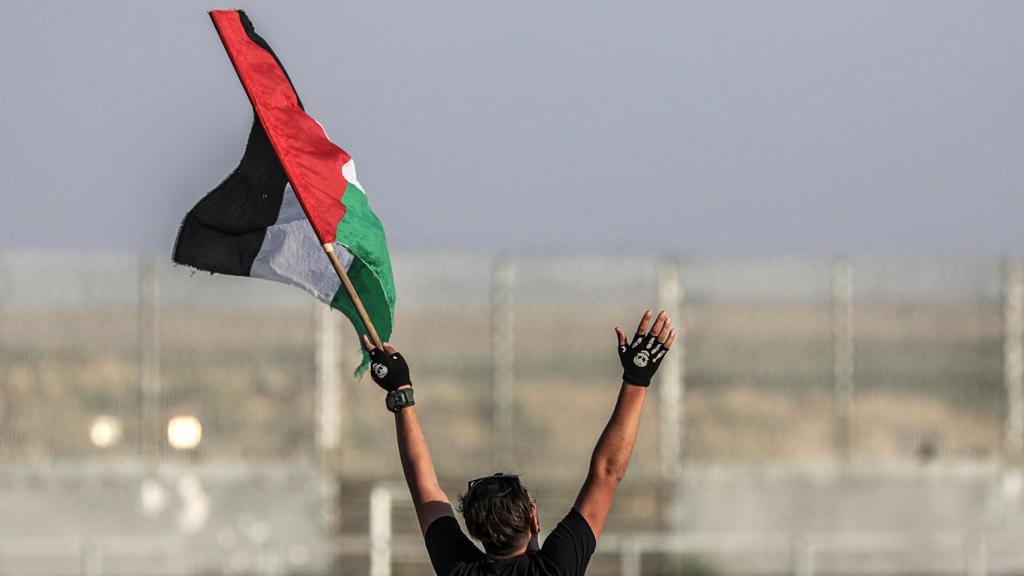 Un palestino agita una bandera durante una protesta.