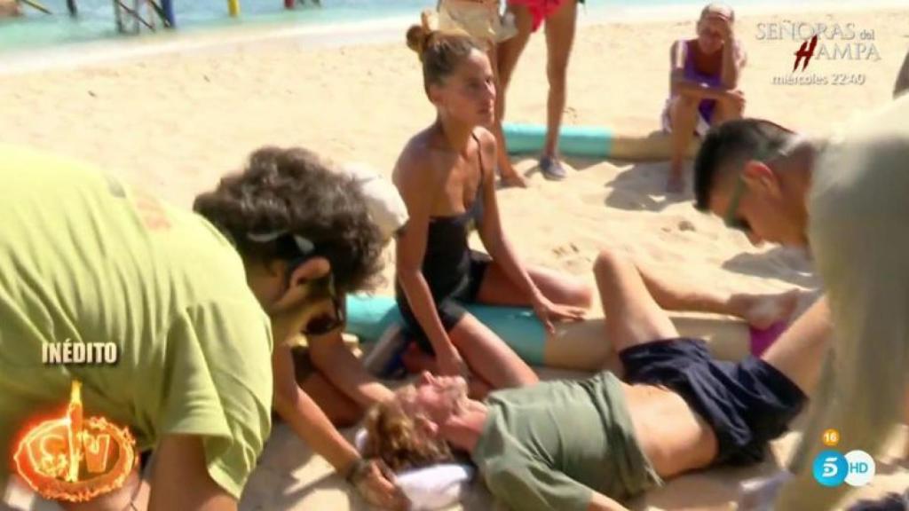 Colate siendo atendido por el equipo médico de 'Supervivientes'.