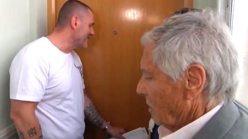 Abuelo de la joven a la puerta de su casa okupada