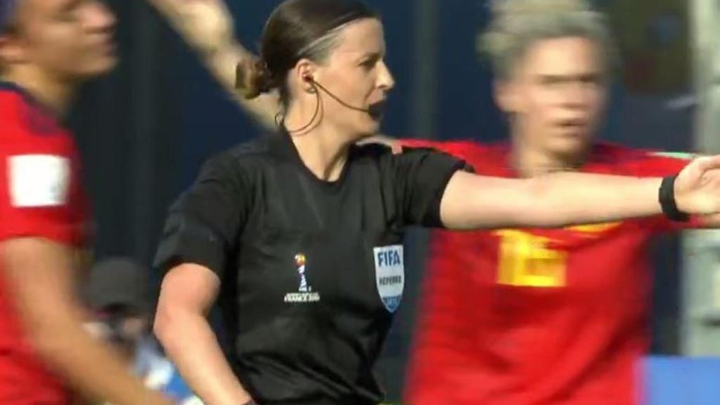 La colegiada pita penalti a favor de Estados Unidos. Foto: Twitter (@elchiringuitotv)