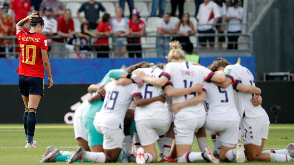 Jennifer Hermoso mientras Estados Unidos celebra un gol