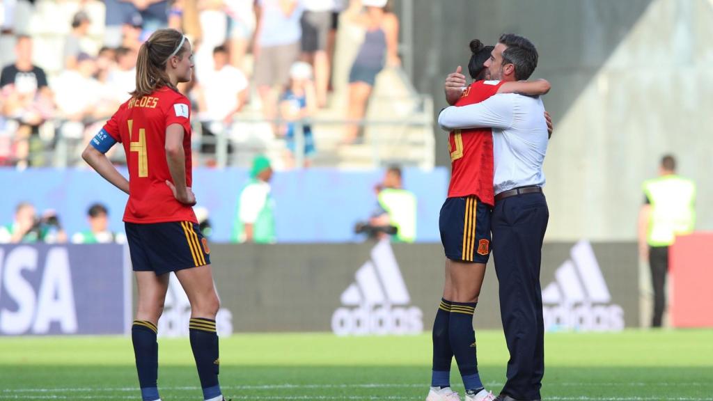 Jorge Vilda se abraza a Jenni Hermoso