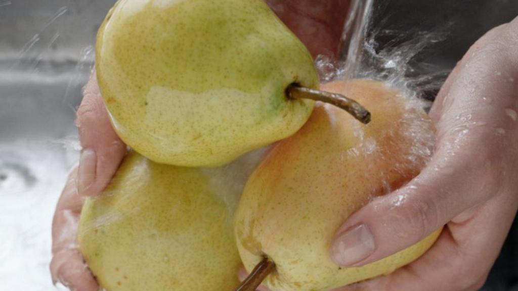 La piel de la fruta es porosa y puede almacenar partículas tóxicas si se lava con jabón