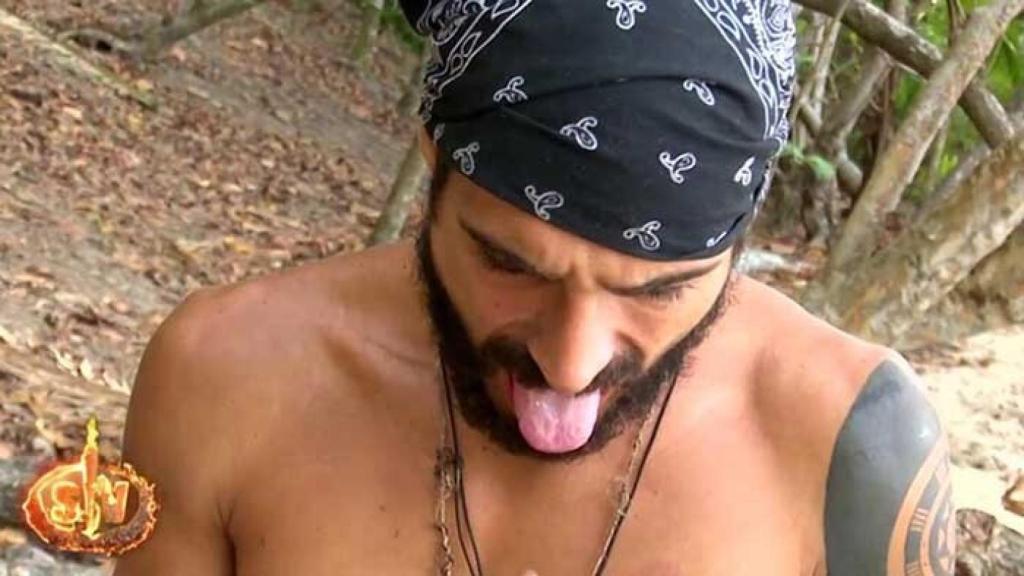 Fabio luchando contra el dolor de la picadura.