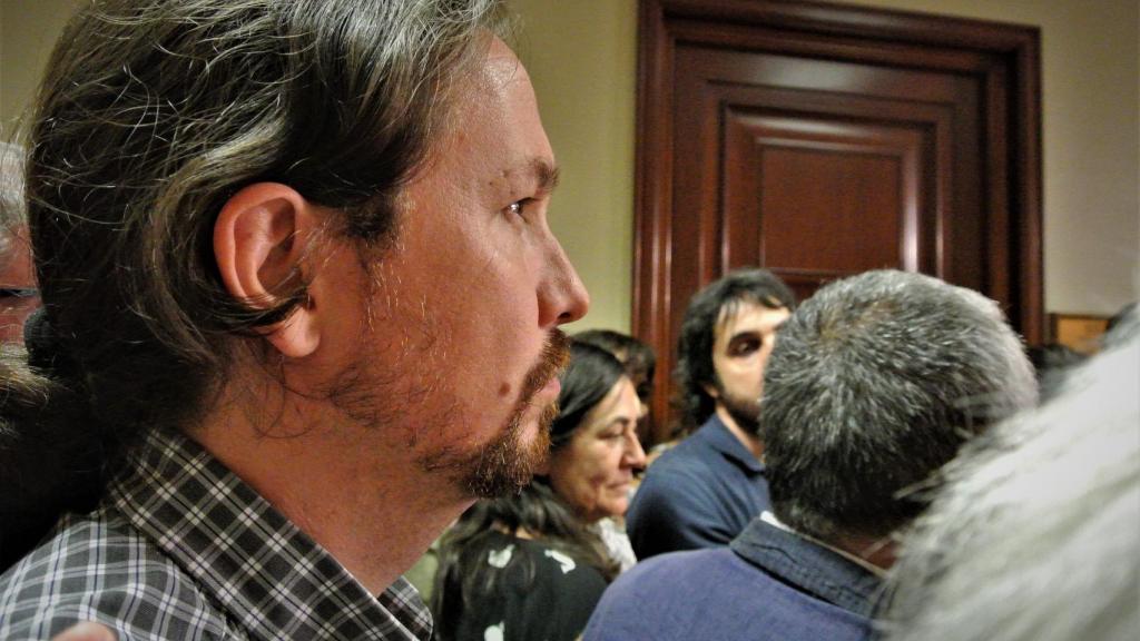 Pablo Iglesias, pensativo mientras escucha a José María Álvarez (UGT) apoyar su presencia en el Gobierno ante los medios.
