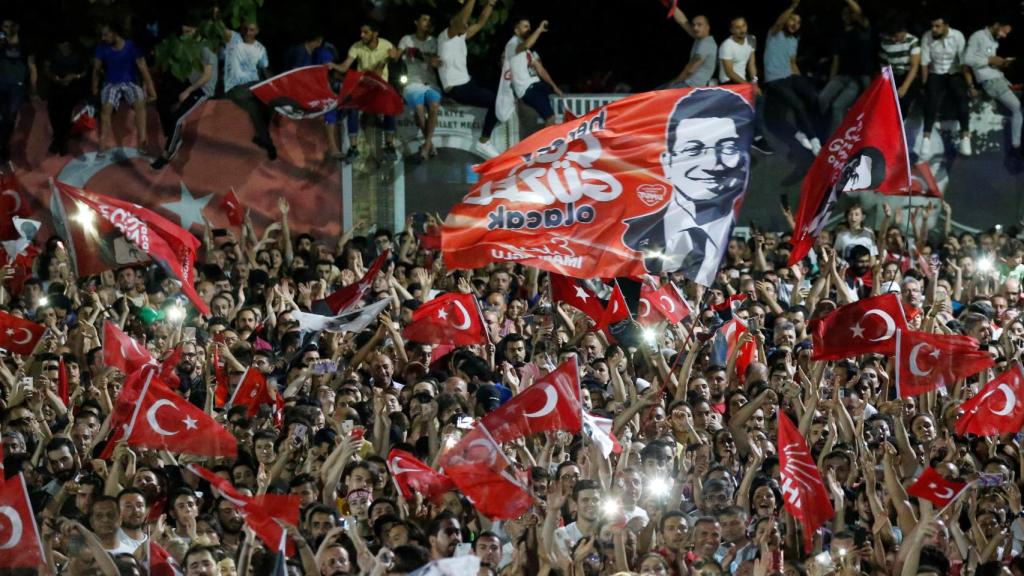 Simpatizantes de Ekrem Imamoglu, candidato a alcalde de Estambul y ganador de las elecciones municipales.