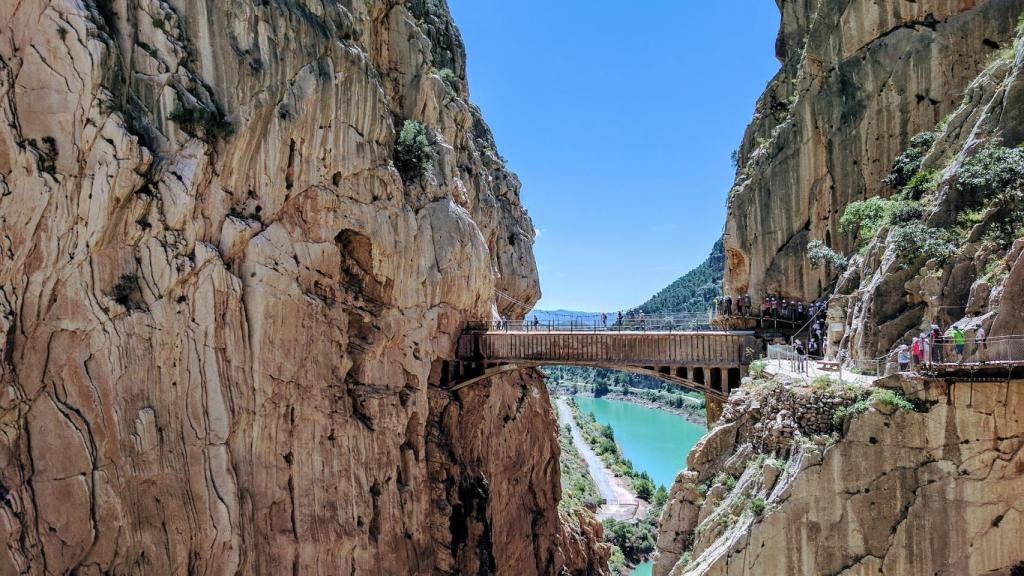 Paso de madera anclado a las montañas en El Caminito del Rey.