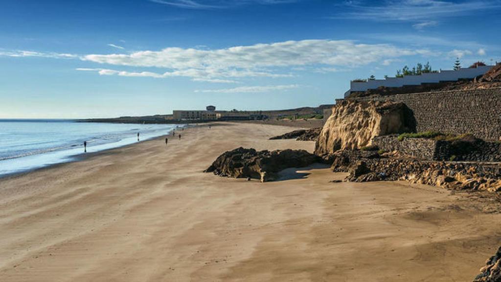 Playa Blanca con El Mirador al fondo.